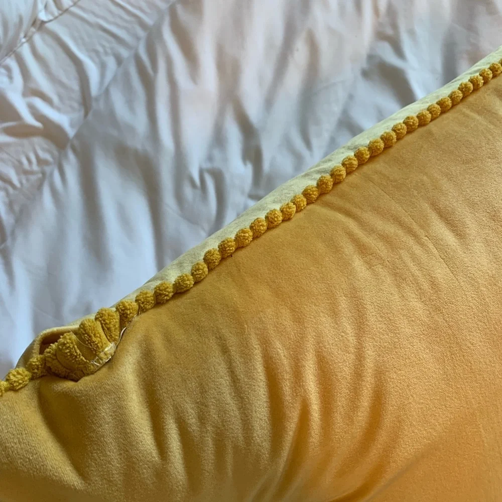 💛Yellow Pillow💛